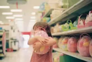 niña abrazando huevos de pascua